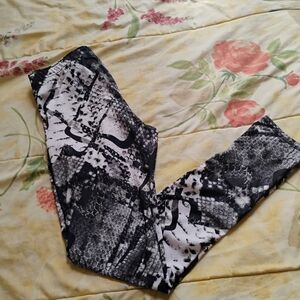Women's leggings/black and white